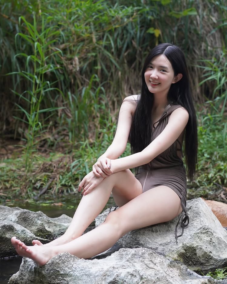 เบียร์ เดอะวอยซ์ ใส่วันพีซแหวกอก เล่นน้ำตกซู่ซ่า โชว์อกอึ๋มเต็มสองตา