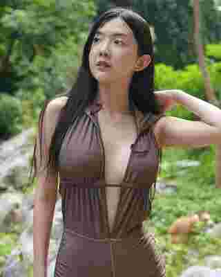 เบียร์ เดอะวอยซ์ ใส่วันพีซแหวกอก เล่นน้ำตกซู่ซ่า โชว์อกอึ๋มเต็มสองตา