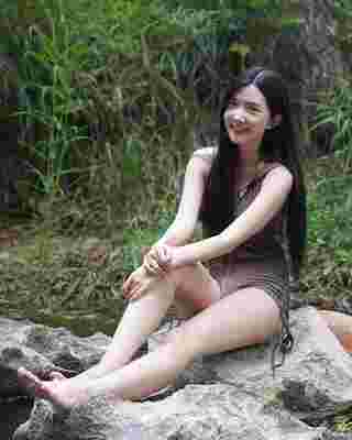 เบียร์ เดอะวอยซ์ ใส่วันพีซแหวกอก เล่นน้ำตกซู่ซ่า โชว์อกอึ๋มเต็มสองตา
